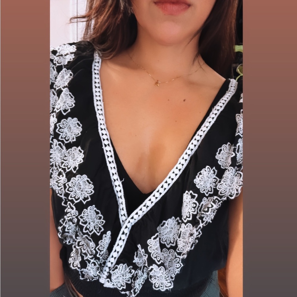 Beautiful statement top - Picture 2 of 4